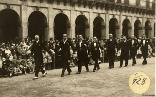 Soka Dantza led by Mayor with councilmen