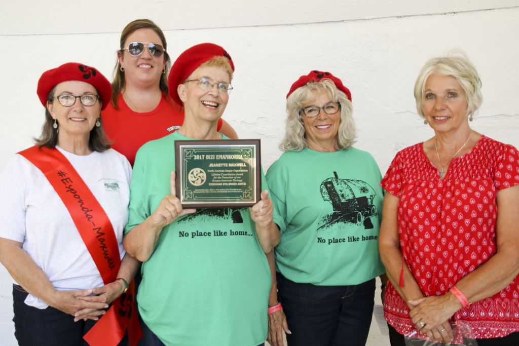 Michelle,Marilyn, Mary Kay, and Monica Maxwell with Annie Gavica