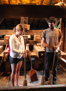 Igartubeiti - demonstration of apple crushing